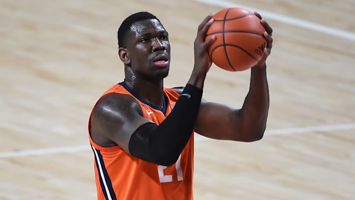 At Illinois, Kofi Cockburn shoots a free throw